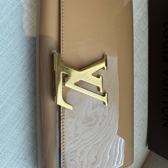 Sophisticated Louis Vuitton Tan Louise Clutch Bag - Picture 3 of 7